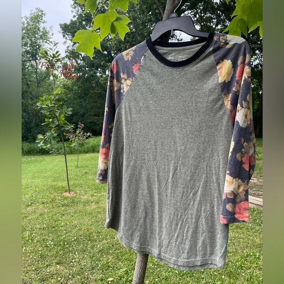 BDG Regular Fit M Crewneck LongSleeve Tee Flowered Sleeves, Soft Green Heather - Picture 2 of 9